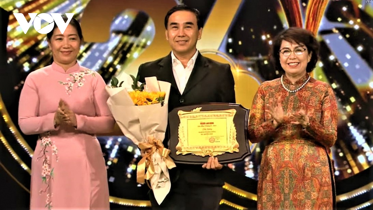 Cố ca sĩ Phi Nhung, MC Quyền Linh được vinh danh tại Lễ trao giải Mai vàng lần thứ 27